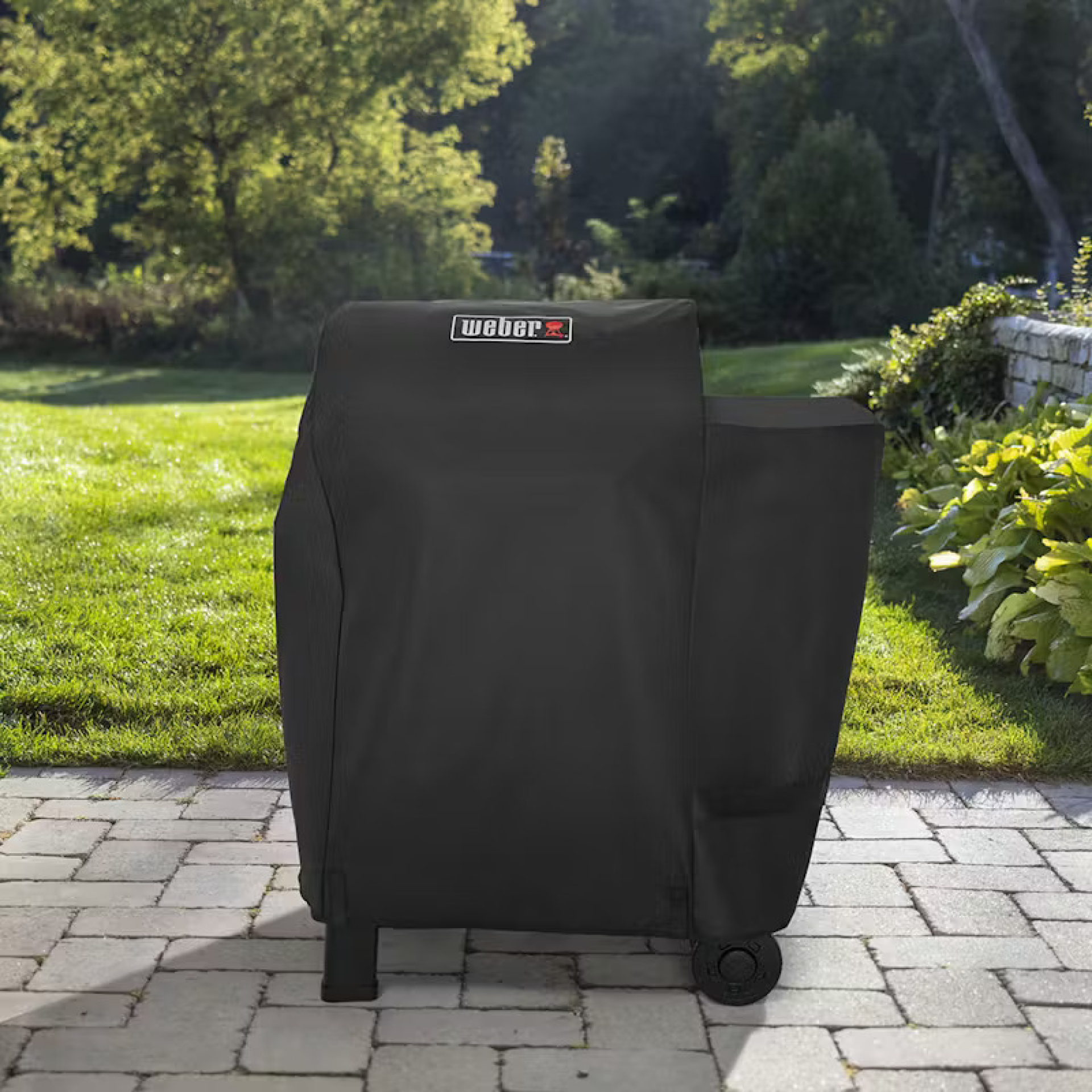 Weber_Premium-Abdeckhaube_Searwood_in the garden Weber_Premium-Abdeckhaube_Searwood_in the garden